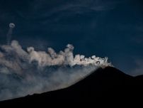 火山が「煙の輪」を吐き出す謎を解明、珍現象のわけも