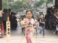 のぼってこーい　こどもの日恒例の「長坂のぼり大会」　長崎市・諏訪神社