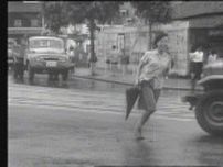 道路の横断は命がけ⁉…長崎くんち諏訪神社前「馬町交差点」へ 1966（昭和41）年映像タイムマシーン“ユウガク”【長崎】