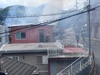 「鍋に火をかけていた」住人男性は炎から逃れベランダへ　消防隊員が救助　長崎市でアパートの一室を焼く火事