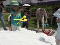 夏のゲレンデで雪遊びを楽しむ　軽井沢のスキー場が人工雪を子どもたちにプレゼント