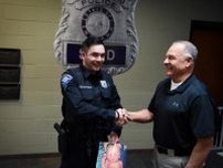 24年前に捨てられた赤ん坊がインディアナ州の警官に 自分を発見した元警官と同じ職場で感動の再会