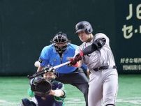 【巨人】岡本和真「試しながら」前さばき打法で先制二塁打　ボックスはみ出そうなほど前で捉えた