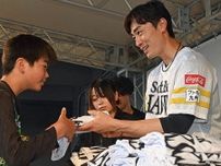 ソフトバンク和田毅、「白のキセキ」ユニホームをファンに配布「まだ野球をやれて幸せ」