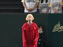 デビュー20周年の木村カエラが真っ赤な衣装で美しい歌声披露　ソフトバンク戦、同じく20周年の「白のキセキ」で国歌独唱