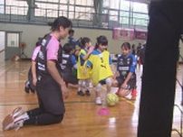 子どもたちが高校女子選手と交流しサッカーに親しむ　ＪＦＡなでしこ広場　