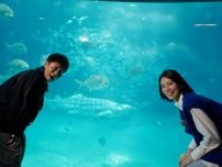 浜田雅功＆松下奈緒、VIPルームで2ショット　水槽越しのジンベイザメに大興奮「松下さん、もう行きますよ…」