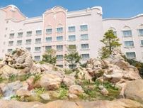 ディズニー新ホテルにも“魔法の泉”ミッキー、美女と野獣、巨人らが“岩”になって登場『東京ディズニーシー・ファンタジースプリングスホテル』