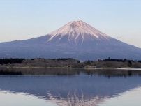 「富士山ローソン」撮影で外国人観光客殺到…町の黒幕設置に対面の歯科医院が事情説明「考えられないマナーモラル違反」　注意すると「逆に激昂」