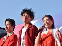 小泉今日子、永山瑛太＆富田健太郎らと真っ赤なコーデ　映画『i ai』は30年の中で「1番大好きな日本映画に」
