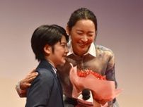 杏、子役からの母の日サプライズに感慨「ダブルの意味で泣けてきます」　カーネーションの花束手に
