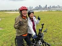 赤井英和夫妻がデート、梅田スカイビルで“愛の誓い”　自転車旅なのに市場で運搬車を乗り回す