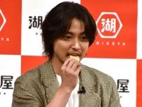 山崎賢人、自慢の“パリッ”を披露　ポテトチップスを試食で笑顔「おいしい！」