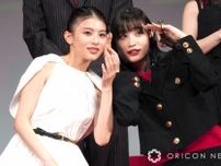 出口夏希＆高橋ひかる、正反対な白黒ミニ丈衣装で魅了　“親友”役でダンスに奮闘