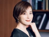 米倉涼子、太ももあらわな“超ミニ”美脚スタイル「眼福です」「カッコ良過ぎっス〜」