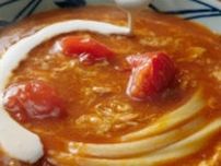 丸亀製麺がTOKIO松岡と「甘口トマたまカレーうどん」を開発