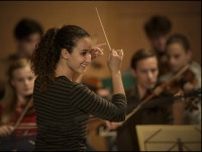 パリ郊外で育った少女が、女性指揮者への夢に挑戦! 誰もが楽しめるオーケストラを結成する奇跡の実話　映画『パリのちいさなオーケストラ』