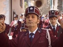 スイスの小さな村で、新旧ブラスバンドが対立! 実話を基に映画化されたエンターテインメント・コメディ　映画『ロール･ザ･ドラム！』
