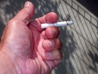 路上でよく見る「歩きたばこ」、罰則はある？　トラブルに発展した場合の賠償責任は？　弁護士に聞く