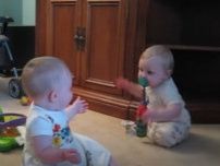 笑いが止まらない！？　男の子の動きにツボる赤ちゃんに視聴者メロメロ「キュートすぎるぞ！」