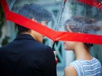 【恋愛】男女2800人超が答えた「雨の日デート」で“冷める”NG行動！　2位は「傘の横持ち」…圧倒的1位は？