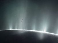 土星の衛星エンケラドゥスに「巨大な間欠泉」？ ウェッブ望遠鏡が観測