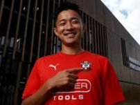 サウサンプトン移籍の菅原由勢、先輩吉田麻也が現地ファンに英語でお願い 「皆さん、彼を…」
