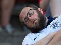 EUROイングランド戦中にスタンドで寝る！？バズった32歳ファンが否定 「あれはキックオフ2時間半前」
