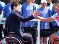16歳の新王者・小田凱人が国枝慎吾から受け取った銀杯。車いすテニスの聖地・飯塚で礎を築いた功労者たち