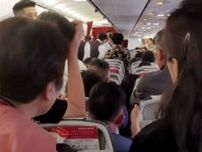 飛行機搭乗後2人分の座席に横になり起き上がらず、離陸できず他の乗客ら「降りろ」大合唱―中国