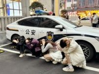 「逮捕ポーズ」撮影が人気で長沙市の警察署が大混雑、公務執行への支障懸念する声も―中国