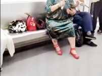 地下鉄車内でマイクを使って歌う女性、動画が物議―浙江省杭州市