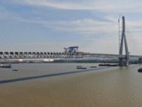 世界最大スパン斜張橋の鉄鋼橋げたの揚取り付け完了、6月上旬に貫通予定―中国