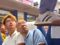 「マジで…？」列車の荷物棚で横になる男性、他の乗客はあぜん―中国