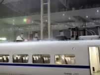 駅ホームの天井から滝のような雨水、「水漏れか」との指摘に駅「違います」―中国