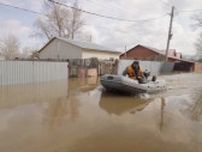 大洪水でロシアとカザフ10万人超避難、石油生産地域で非常事態宣言