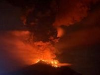 インドネシア、大規模噴火で多数の住民避難　空港閉鎖も
