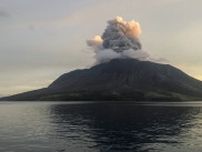 インドネシアのルアン火山が再び噴火、警戒最高レベルに