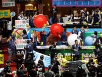 台湾議会、政府を監視する権限強化する法案可決　市民は抗議