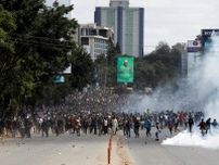 ケニア議会でデモ隊に警察が発砲、5人死亡　大統領は鎮圧の構え