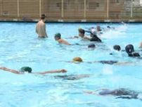 水泳が苦手な子供が増えている？！　大学生が小学校で授業をサポート