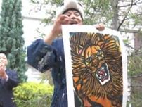 みんなで版画制作　自閉症の画家・石村嘉成さんの個展「生きものバンザイ！」の会場でライブドローイング【岡山】