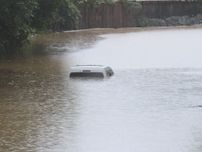 【動画】沖縄各地で冠水　沈む車、屋根つかみ救助待つ人も　名護、南城、八重瀬で交通規制も