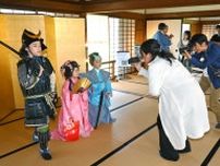 近世の衣装を着てポーズ　佐賀城本丸歴史館で着付けイベント