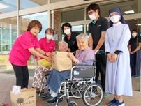 高齢者施設に季節の花　「商工会の日」佐賀市北商工会女性部が贈る