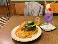 日本とアメリカの文化を融合させた絶品和風バーガーと推し色のクリィムソーダを味わえる蔵前の喫茶『チルトコ』