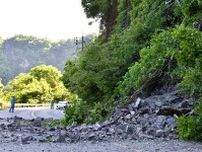 国道脇の斜面が崩落　電線や電柱を巻き込み、復旧の見通し立たず　島根県江津市の国道２６１号が全面通行止めに