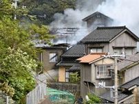 【続報】島根県大田市の民家火災、焼け跡から１人の遺体　「海から吹き上げる風が強い場所」隣接する空き家含め、３棟焼く