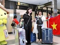 １２年ぶり、出雲空港にベトナムチャーター便が到着　ハノイから１６５人歓迎、定期便の就航願う　島根県