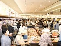 開店時間前から1000人が列   「マルイ黒田店」オープン 　大勢の来店客でにぎわう　レジ混雑で一時入場規制も　島根県松江市